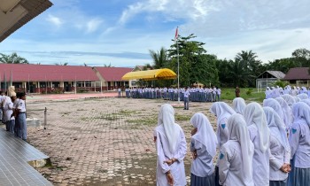 Kembali dari PKL, Siswa Kelas XII SMKN 1 Samatiga Ikuti Upacara Bendera Sekaligus Persiapan Gladi TKA