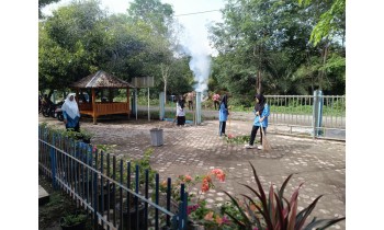 SMKN 1 Samatiga Gelar Gotong Royong Bersama Demi Kebersihan Lingkungan Sekolah