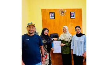 Penyerahan Dokumen Perjanjian Kerja Sama Program Pendidikan antara Universitas Teuku Umar dan SMK Negeri 1 Samatiga